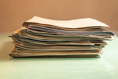 Stapel van oude kranten op transparante lijst - Beeld royalty-vrije stock afbeelding Stapel van oude kranten op transparante lijst - Beeld royalty-vrije stock afbeelding