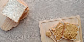 Stapel Vollweizenbrot und etwas Erdnussbutter auf die Oberseite stockfoto Stapel Vollweizenbrot und etwas Erdnussbutter auf die Oberseite stockfoto