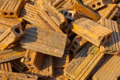 Stapel von alten roten Backsteinen im Baubereich lizenzfreie stockbilder Stapel von alten roten Backsteinen im Baubereich lizenzfreie stockbilder