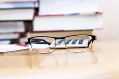 Stapel von Büchern auf dem Tisch stockfotografie Stapel von Büchern auf dem Tisch stockfotografie