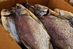 Stapel von trockenen großen Fischen in einem Papierkasten lizenzfreies stockfoto Stapel von trockenen großen Fischen in einem Papierkasten lizenzfreies stockfoto