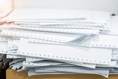 Stapeldokumente auf Schreibtisch im Büro stockfotografie Stapeldokumente auf Schreibtisch im Büro stockfotografie