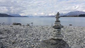 Staplungssteine an See tekapo, Neuseeland lizenzfreie stockfotos Staplungssteine an See tekapo, Neuseeland lizenzfreie stockfotos