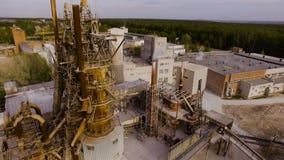 Stara asfaltu i betonu roślina z wielkimi metal strukturami, widok z lotu ptaka zdjęcie wideo Stara asfaltu i betonu roślina z wielkimi metal strukturami, widok z lotu ptaka zdjęcie wideo