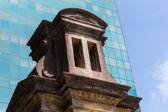 Stara budowa w kontraście z Nowożytnym budynkiem - Sao Paulo, Brazylia zdjęcia stock Stara budowa w kontraście z Nowożytnym budynkiem - Sao Paulo, Brazylia zdjęcia stock