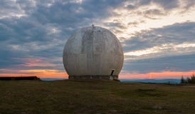 Stara gigantyczna kopuła radarowa antena Ukraińska militarna baza apokaliptyczny widok zdjęcia royalty free Stara gigantyczna kopuła radarowa antena Ukraińska militarna baza apokaliptyczny widok zdjęcia royalty free