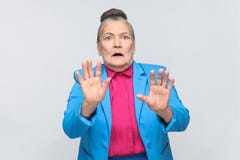 Stara kobieta okaleczająca, strach twarz zdjęcia stock Stara kobieta okaleczająca, strach twarz zdjęcia stock