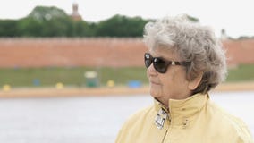 Stara kobieta w ciemnych szkieł spojrzeniach popierać kogoś zdjęcie wideo Stara kobieta w ciemnych szkieł spojrzeniach popierać kogoś zdjęcie wideo