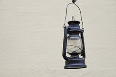 Stara nafty lampa na tła światła ścianach Przestrzeń dla teksta Fotografia Royalty Free Stara nafty lampa na tła światła ścianach Przestrzeń dla teksta Fotografia Royalty Free
