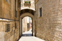 Stara wąska ulica średniowieczny Girona zdjęcia stock Stara wąska ulica średniowieczny Girona zdjęcia stock