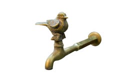 Starego ptaka antyka groszaka gniazdowy faucet dla pić, myjący cieki i ręki odizolowywających na białym tle, zdjęcie royalty free Starego ptaka antyka groszaka gniazdowy faucet dla pić, myjący cieki i ręki odizolowywających na białym tle, zdjęcie royalty free