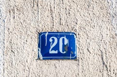 Starego rocznika domu adresu błękitny metal liczba 20 dwadzieścia na tynk fasadzie zaniechana domowa zewnętrzna ściana na uliczne zdjęcie royalty free Starego rocznika domu adresu błękitny metal liczba 20 dwadzieścia na tynk fasadzie zaniechana domowa zewnętrzna ściana na uliczne zdjęcie royalty free