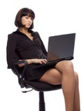 Starke Brunettefrau im dunklen Kleidsitzen lizenzfreies stockfoto Starke Brunettefrau im dunklen Kleidsitzen lizenzfreies stockfoto
