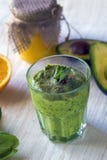 Starke nahrhafte Smoothies, die einschließen: Avocado, Apfel, Banane, Spinat, Orangensaft, Honig, Leinsamen, Minze und Olivenöl lizenzfreie stockbilder Starke nahrhafte Smoothies, die einschließen: Avocado, Apfel, Banane, Spinat, Orangensaft, Honig, Leinsamen, Minze und Olivenöl lizenzfreie stockbilder