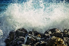 Starke Welle von Seeschl?gen auf den Felsen stockfotografie Starke Welle von Seeschl?gen auf den Felsen stockfotografie