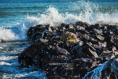 Starke Welle von Seeschl?gen auf den Felsen lizenzfreie stockfotografie Starke Welle von Seeschl?gen auf den Felsen lizenzfreie stockfotografie