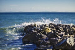 Starke Welle von Seeschl?gen auf den Felsen lizenzfreie stockbilder Starke Welle von Seeschl?gen auf den Felsen lizenzfreie stockbilder