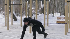 Starker Mann, der Trainingsübung mit Expander auf Training im Freien tut stock footage Starker Mann, der Trainingsübung mit Expander auf Training im Freien tut stock footage