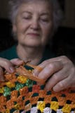 Starsza kobieta angażuje w uszyciu Babcia szydełkuje pieluchę zdjęcie stock Starsza kobieta angażuje w uszyciu Babcia szydełkuje pieluchę zdjęcie stock