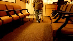 Starsza kobieta używa piechura przy kliniką podczas gdy chodzący w kierunku pielęgniarki obrazy royalty free Starsza kobieta używa piechura przy kliniką podczas gdy chodzący w kierunku pielęgniarki obrazy royalty free