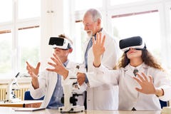Starsza nauczyciela nauczania biologia szkoła średnia ucznie fotografia stock Starsza nauczyciela nauczania biologia szkoła średnia ucznie fotografia stock