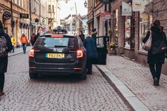 Starszy kobiety kroczenie w taxicab który czekać na ona w starej części miasteczko zdjęcia royalty free Starszy kobiety kroczenie w taxicab który czekać na ona w starej części miasteczko zdjęcia royalty free