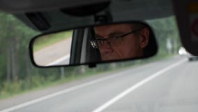 Starszy mężczyzna jedzie samochód przy wiejską drogą Odbicie twarz w rearview lustrze samochód zbliżenie 4K zbiory wideo Starszy mężczyzna jedzie samochód przy wiejską drogą Odbicie twarz w rearview lustrze samochód zbliżenie 4K zbiory wideo