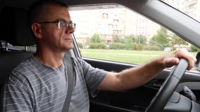Starszy mężczyzna jedzie samochód przy autostradą Mężczyzna jedzie jego samochód przy wakacje 4K zbiory Starszy mężczyzna jedzie samochód przy autostradą Mężczyzna jedzie jego samochód przy wakacje 4K zbiory
