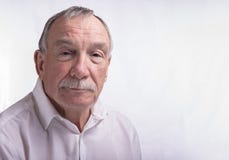 Starszy mężczyzna na białym tle z kopii przestrzenią zdjęcie stock Starszy mężczyzna na białym tle z kopii przestrzenią zdjęcie stock