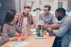 Start multi-etnische ondernemers die aan hun project in c werken stock afbeelding Start multi-etnische ondernemers die aan hun project in c werken stock afbeelding