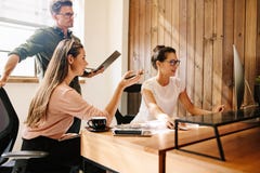 Startgeschäftsteam, das an Computer arbeitet lizenzfreie stockbilder Startgeschäftsteam, das an Computer arbeitet lizenzfreie stockbilder
