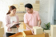 Startkleinunternehmer zu Hause freiberuflich tätiger Paarverkäufer stockfotos Startkleinunternehmer zu Hause freiberuflich tätiger Paarverkäufer stockfotos