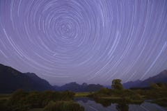 Startrails und Meteorfeuerkugel von Pitt River stockfotos Startrails und Meteorfeuerkugel von Pitt River stockfotos