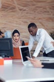 Startup бизнесмены собирают работая ежедневную работу на современный офис Офис техника, компания техника, запуск техника, команда стоковое фото rf Startup бизнесмены собирают работая ежедневную работу на современный офис Офис техника, компания техника, запуск техника, команда стоковое фото rf