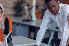 Startup бизнесмены собирают работая ежедневную работу на современный офис Офис техника, компания техника, запуск техника, команда стоковое фото Startup бизнесмены собирают работая ежедневную работу на современный офис Офис техника, компания техника, запуск техника, команда стоковое фото