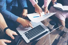 Startup концепция встречи метода мозгового штурма сыгранности разнообразия Компьтер-книжка экономики сотрудников команды дела гло стоковая фотография Startup концепция встречи метода мозгового штурма сыгранности разнообразия Компьтер-книжка экономики сотрудников команды дела гло стоковая фотография