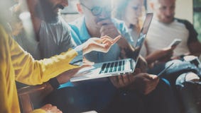 Startup концепция встречи метода мозгового штурма сыгранности разнообразия Сотрудник команды дела анализирует процесс компьтер-кн Startup концепция встречи метода мозгового штурма сыгранности разнообразия Сотрудник команды дела анализирует процесс компьтер-кн