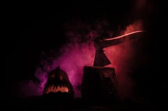 Stary ax dołączający drzewny bagażnik na horroru czerwonym mgłowym tle Straszny Halloweenowy temat z maniacką zabójca bronią Opró obrazy royalty free Stary ax dołączający drzewny bagażnik na horroru czerwonym mgłowym tle Straszny Halloweenowy temat z maniacką zabójca bronią Opró obrazy royalty free