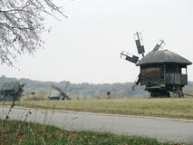 Stary drewniany młyn w polu w kraju obraz stock Stary drewniany młyn w polu w kraju obraz stock