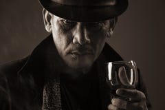 Stary gangster i szkło wino obrazy stock Stary gangster i szkło wino obrazy stock