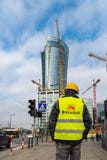 stary Grudzień miasteczko Poland Warsaw Luty 18, 2019 Budowniczy iść budowa wzdłuż drogi Budowniczy blisko światła ruchu _ obraz stock stary Grudzień miasteczko Poland Warsaw Luty 18, 2019 Budowniczy iść budowa wzdłuż drogi Budowniczy blisko światła ruchu _ obraz stock