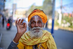Stary Hinduski Świątobliwy ono uśmiecha się dla fotografii zdjęcia stock Stary Hinduski Świątobliwy ono uśmiecha się dla fotografii zdjęcia stock