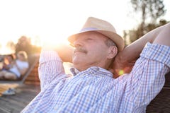 Stary latynoski mężczyzna siedzi na ławce, ono uśmiecha się, cieszy się lato słonecznego dzień obraz stock Stary latynoski mężczyzna siedzi na ławce, ono uśmiecha się, cieszy się lato słonecznego dzień obraz stock