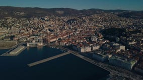 Stary miasto Trieste w Włochy Widok od trutnia na centrum stary miasteczko i marina zbiory wideo Stary miasto Trieste w Włochy Widok od trutnia na centrum stary miasteczko i marina zbiory wideo
