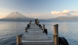 Stary molo przy Jeziornym Atitlan, Gwatemala obrazy stock Stary molo przy Jeziornym Atitlan, Gwatemala obrazy stock