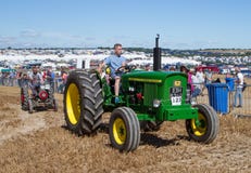 Stary rocznika John Deere 2020 ciągnik przy przedstawieniem obrazy stock Stary rocznika John Deere 2020 ciągnik przy przedstawieniem obrazy stock