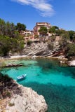 Stary Rowboat Cumujący w Cala Fornells, Majorca fotografia royalty free Stary Rowboat Cumujący w Cala Fornells, Majorca fotografia royalty free