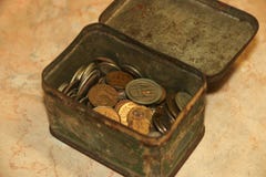 Stary sowieci - zrzeszeniowa monety kolekcja numizmatyczna w podławym zielonej herbaty pudełku zdjęcie stock Stary sowieci - zrzeszeniowa monety kolekcja numizmatyczna w podławym zielonej herbaty pudełku zdjęcie stock