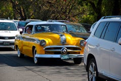Stary taxi rozprowadza wokoło dużego miasta obraz royalty free Stary taxi rozprowadza wokoło dużego miasta obraz royalty free