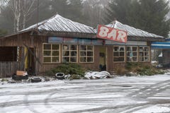 Stary zaniechany bar na ruchliwie drodze Ruina restauracje w Środkowym Europa zdjęcie stock Stary zaniechany bar na ruchliwie drodze Ruina restauracje w Środkowym Europa zdjęcie stock